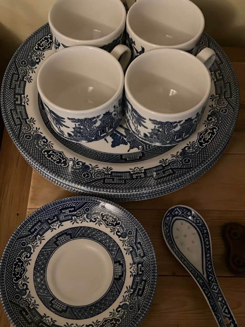Blue and White Porcelain Dinnerware Set - Classic Willow Pattern